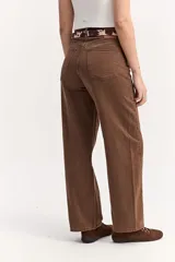 Jean baggy de tiro medio confeccionado en algodón, con diseño de piernas amplias, estilo slouchy y efecto gastado.