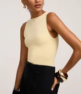 Body básico color rojo, con cuello halter, sin mangas y confeccionado en poliamida. Tiene forro en el busto.