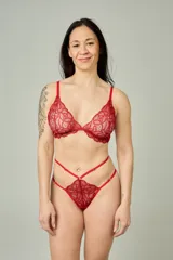 Conjunto de lencería compuesto por un bralette de encaje con breteles regulables y una tanga colaless regulable con diseño de doble tira a la cintura.