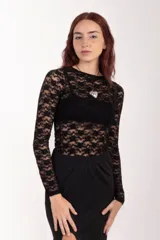 Remera negra de manga larga confeccionada en encaje, con cuello redondo y corte ajustado al cuerpo.