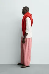 Camiseta de manga larga color blanco roto, corte relajado (relaxed fit) con cuello redondo y texto estampado en negro en el pecho que dice "CUPID APPROVED".