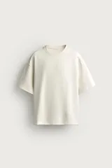 Sudadera de manga corta y cuello redondo, corte relaxed fit, confeccionada en tejido interlock de algodón con elasticidad.