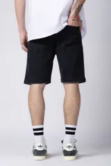 Bermuda de jean azul con corte regular, cinco bolsillos y cierre frontal con botón y cremallera.