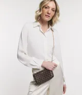 Bolso bandolera rectangular de poliuretano color marrón con estampado de triángulos y correa de cadena dorada.