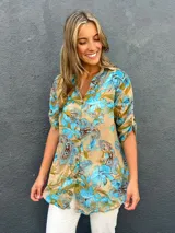 Sobrecamisa de algodón y viscosa con estampado floral y paisley en tonos turquesa, camel y marrón chocolate, con cuello camisero y cierre frontal de botones.
