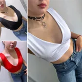Top corto con escote en V, sin mangas, disponible en negro, blanco y rojo.