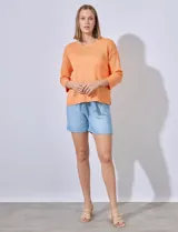 Buzo color salmón en tejido calado, marca Cable & Gauge. Cuello a la base, largo de manga 3/4. Ruedo y puño en tejido acanalado.