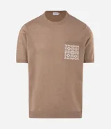 Remera Marfinno de manga corta y cuello redondo, de color tostado, confeccionada en tejido de punto con mezcla de poliéster, elastano y poliamida. Cuenta con un bolsillo frontal aplicado en el pecho con diseño geométrico en color blanco.