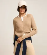 Cardigan corto celeste en punto con textura acanalada, cuello redondo, manga larga y abotonado delantero.