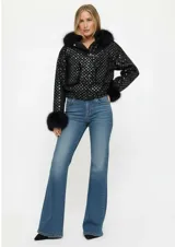 Chaqueta bomber negra con lentejuelas brillantes, cuello y puños de piel sintética. Presenta cierre frontal con botones y bolsillos delanteros con solapa.
