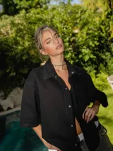 Camisa de gabardina lavada color negro, con rotura en el cuello y parche en la espalda.