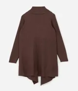 Cardigan de punto color beige, con diseño alargado y puntas asimétricas. Presenta mangas largas, cuello tipo chal y recortes canelados que aportan textura y movimiento a la prenda.