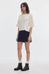Remera cropped de algodón con efecto lavado, cuello redondo, mangas cortas y bordado "PASTICHE" en el pecho.