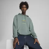 Buzo hoodie verde con logo Puma estampado en el frente en colores celeste y amarillo.