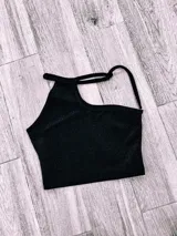 Top blanco irregular con un solo bretel y espalda descubierta.