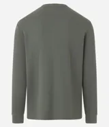 Remera verde militar de manga larga, cuello redondo y corte recto.