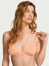 Bralette inalámbrico y sin forro de encaje suave y elástico color salmón, con tirantes ajustables y cierre trasero.