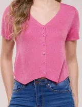 Cardigan corto fucsia de tejido de punto fino con hilo brillante de lurex, escote en V pronunciado y cierre frontal de botones a tono. Presenta mangas cortas y ruedo con corte en pico en el frente.