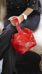 Mini limosnera roja charolada con manija corta.