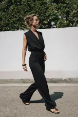 Pantalón de tiro medio, color gris oscuro jaspeado, con cintura elástica interior y pierna ancha.