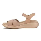 Sandalia Modare de diseño ergonómico en color nude, con tiras elásticas cruzadas en el empeine y tira ajustable con hebilla en el tobillo. Cuenta con plantilla acolchada con relieve y suela de plataforma baja texturizada.