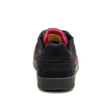 Championes Caterpillar modelo Pause Retro, de diseño urbano y minimalista. Presenta una capellada negra que combina cuero y lona, con una franja lateral en color rojo vibrante. Cuenta con cordones jaspeados, suela de goma con textura hexagonal y el logo de la marca en la lengüeta.