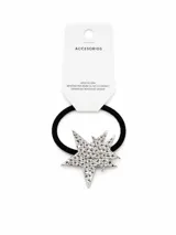 Colita para el pelo con elástico negro y dije metálico en forma de estrella con textura irregular.