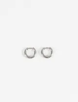 Par de aros tipo argolla gruesa de acero quirúrgico hipoalergénico, color plateado.