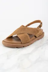 Sandalias bajas color marrón de gamuza, con tiras cruzadas en el empeine, tira trasera con hebilla y suela de goma.