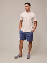 Short de baño azul con cintura elástica blanca y cordón ajustable.