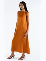 Vestido largo sin mangas de corte recto y holgado, con escote bote y bolsillos laterales. Confeccionado en mezcla de lyocell, viscosa y lino.