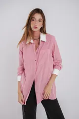 Camisa a rayas verticales rojas y blancas, con cuello y puños blancos.