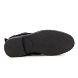 Bota tipo Chelsea de gamuza negra con paneles elásticos laterales y suela de goma al tono.