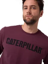 Remera de algodón y poliéster reciclado color bordó, con cuello redondo, mangas cortas y estampado del logo de la marca Caterpillar en el pecho.