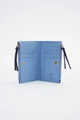 Billetera de cuero color marrón con doble monedero con cierre y botón a presión, reparticiones internas y bolsillos forrados con algodón.