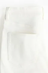 Jean skinny de tiro alto confeccionado en denim con leve stretch. Presenta diseño clásico de cinco bolsillos, cierre frontal con cremallera y botón metálico, con un corte ajustado desde la cintura hasta el bajo.