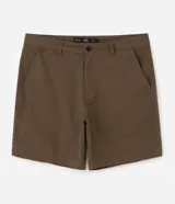 Bermuda de sarga de algodón verde militar, corte clásico con bolsillos funcionales, traba para cinturón y cierre frontal con botón.