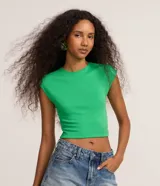 Blusa de rib verde brillante, sin mangas, con cuello redondo y diseño ajustado.