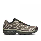 Championes Salomon modelo XT-6, diseñados para uso urbano y deportivo. Presentan una combinación de tonos marrones y detalles en crema, con estructura de malla y refuerzos de TPU. Incluyen sistema de cordones rápidos y suela técnica de alto rendimiento.