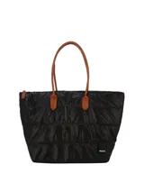 Bolso tipo tote acolchado de color negro, con diseño matelaseado y asas largas en tono suela. Incorpora cierre superior con cremallera y un pequeño parche con el logo de la marca en el frente.