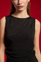 Musculosa blanca sin mangas de poliéster, con cuello bote y diseño ajustado al cuerpo.