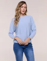 Buzo tejido liviano de calce holgado color celeste, con escote bote y mangas tipo dolman.
