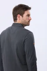 Remera polo de manga larga confeccionada en tejido piqué de algodón. Presenta cuello clásico, cierre frontal con botones y logo bordado en el pecho.