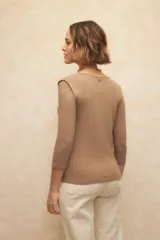 Remera negra de manga tres cuartos, cuello redondo y costuras marcadas en los hombros.