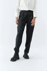 Pantalón de vestir color marrón satinado, de tiro medio, corte recto y con bolsillos laterales.