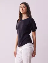 Remera de modal color azul marino, marca Tahari. Cuello redondo y mangas cortas abullonadas con puño.