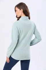 Campera de micropolar celeste con textura en zigzag, cuello alto, cierre frontal y un bolsillo con cierre en el pecho.