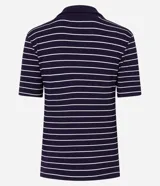 Blusa de ribana azul marino con rayas horizontales blancas, cuello polo en pico y mangas cortas.