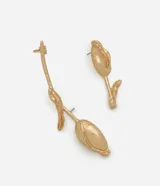 Par de aros ear cuff asimétricos con diseño orgánico inspirado en tulipanes, con acabado texturizado y detalles de hojas en relieve.