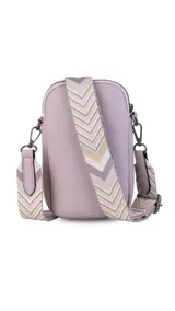 Bandolera compacta color rojo con textura de cuero, correa regulable y desmontable con diseño de rayas rojas y blancas. Cuenta con bolsillos frontales y cierre, interior forrado en tela.